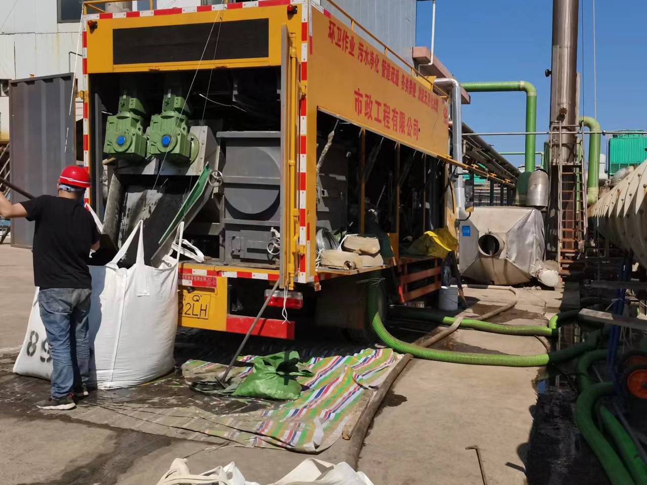 横县淤泥压干处理